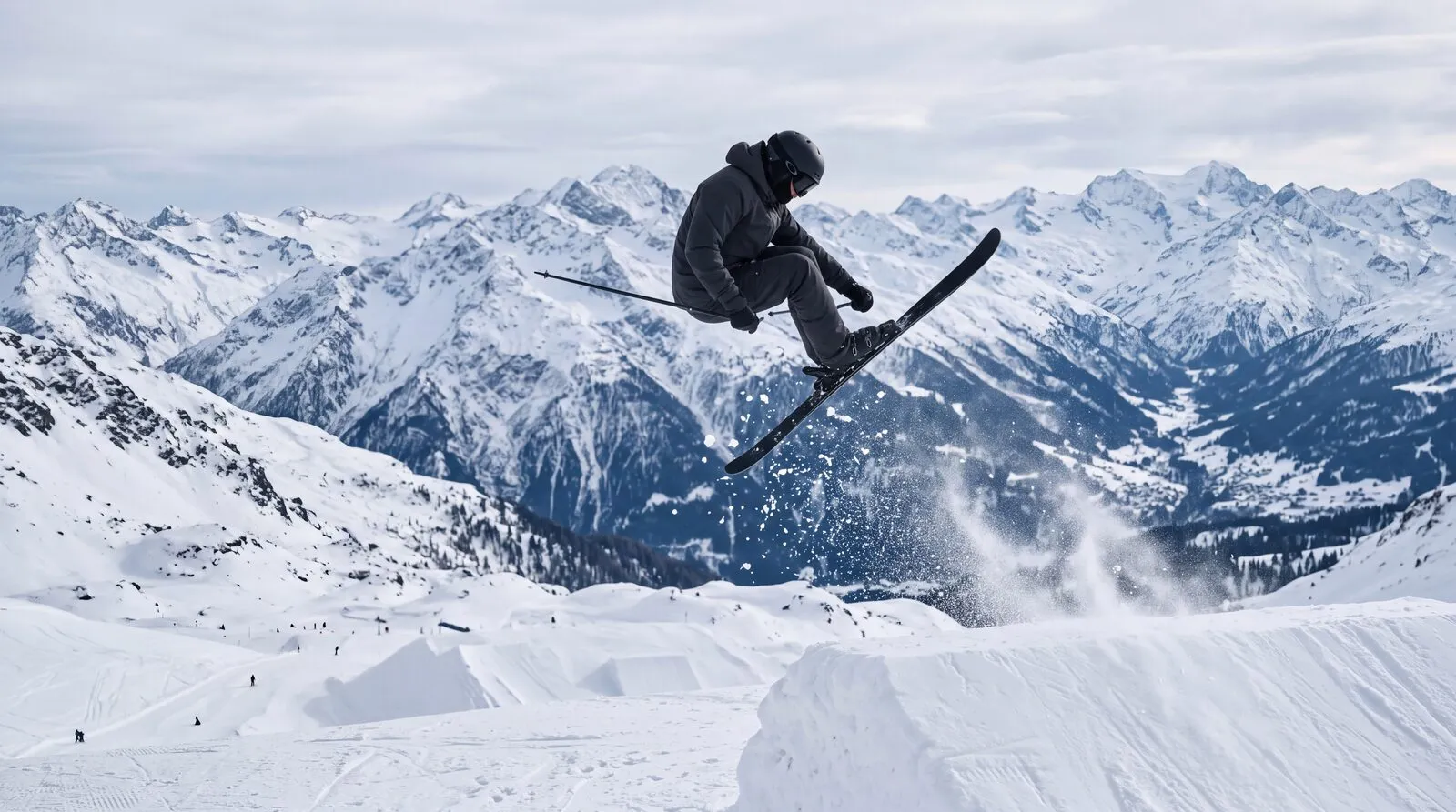 Sciante in salto in uno snowpark alpino