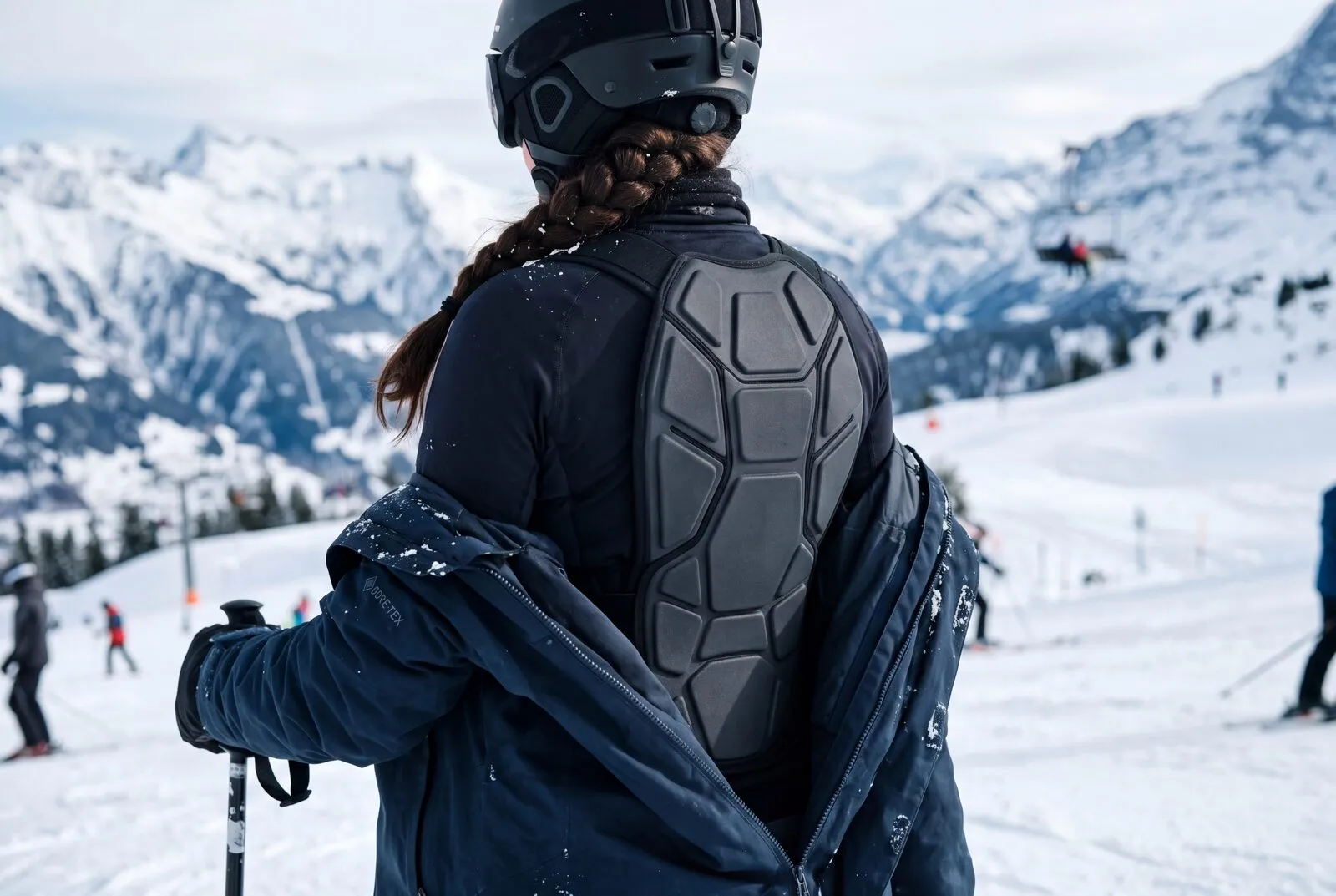 Sciante con protezione dorsale tecnica sulla neve